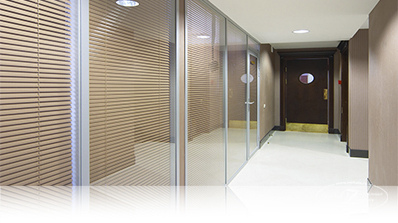 Офисные перегородки с жалюзи в коридоре